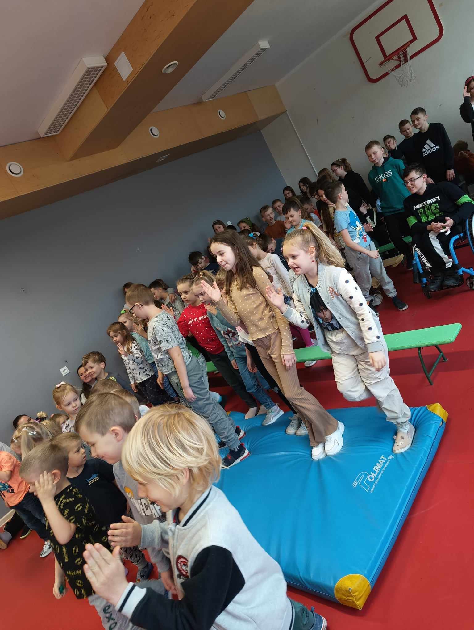 Zdjęcie przedstawia tańczące dzieci