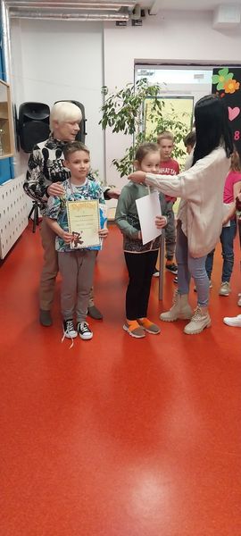 na zdjęciu znajdują się dwie panie oraz dzieci z dyplomami