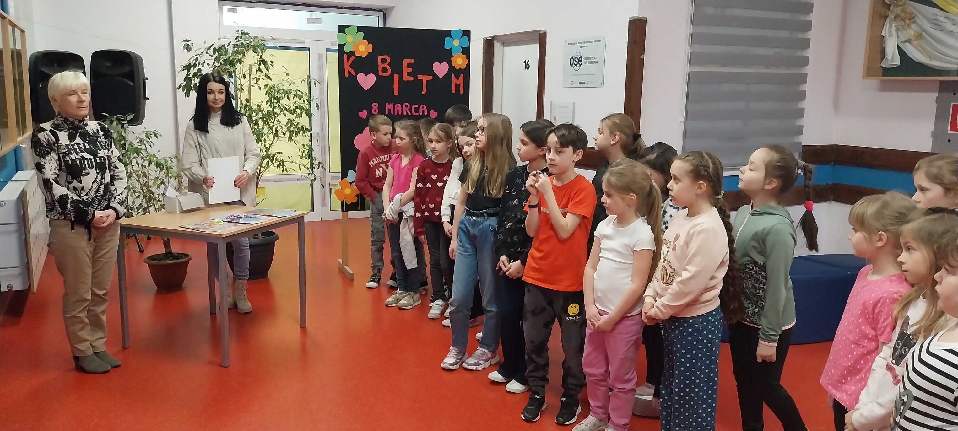 Na zdjęciu znajdują się dwie panie oraz dzieci z klas I- III